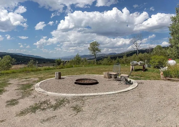 Remodeled With Pool Table And Hot-tub In Wyoming Holiday home *