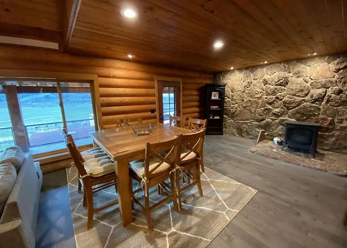 Remodeled With Pool Table And Hot-tub In Wyoming Alpine